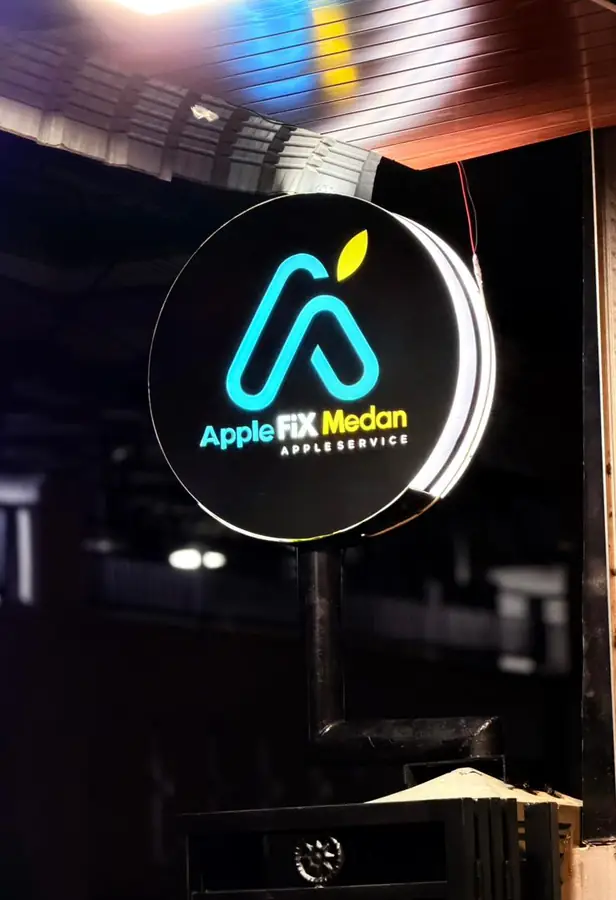 Papan nama Apple FiX Medan yang menyala